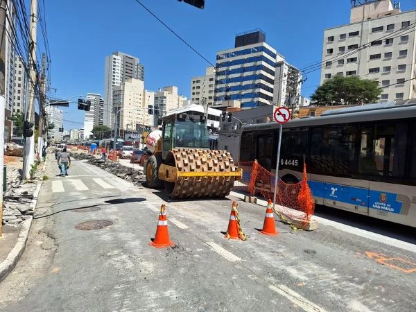 Imagem colorida mostra obra na Avenida Santo Amaro, zona sul de São Paulo - Metrópoles
