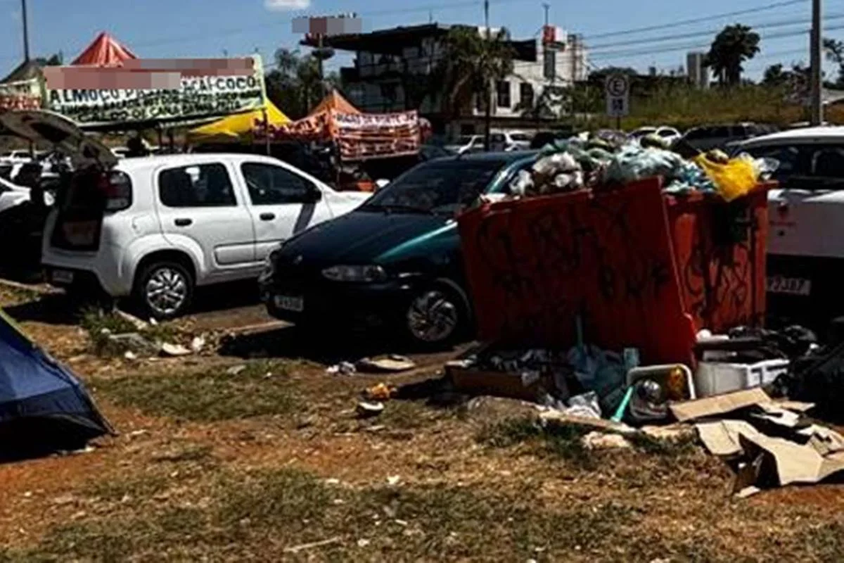 Lixo acumulado nos arredores do comércio informal Lixo acumulado nos arredores do comércio informal