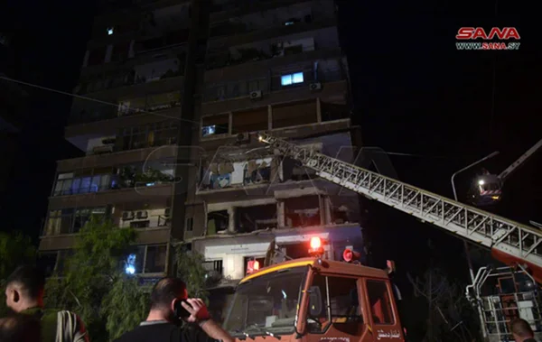 Imagem colorida mostra prédio destruído na Síria - Metrópoles