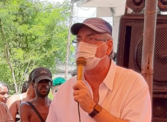 Eduardo Cunha promete obras estaduais para moradores da Cidade de Deus