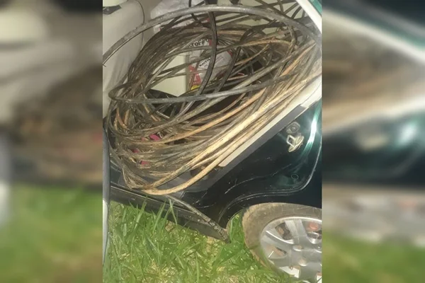 Fios de cobre escondidos dentro de veiculo