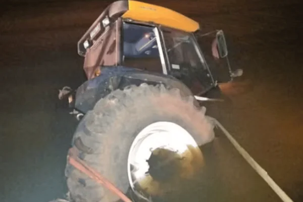 Imagem colorida de um trator que ficou submerso após cair em uma represa em SP; homem morreu - Metrópoles