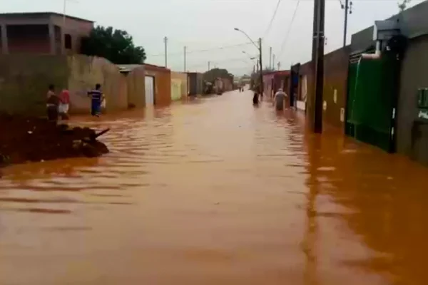 DF: temporal deixa ruas do Sol Nascente debaixo d’água