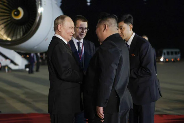 Imagem colorida mostra encontro entre Vladimir Putin e Kim Jong-un - Metrópoles