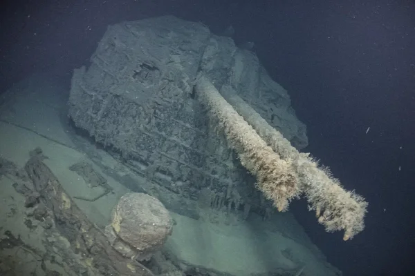 Imagem subaquática de navio naufragado - Metrópoles