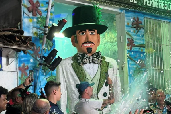 Imagem colorida do Homem da Meia-Noite no Carnaval 2025 - Metrópoles