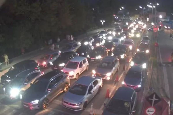 Imagem colorida mostra carros em fila de espera para balsa que liga Ilhabela a São Sebastião, no litoral de São Paulo, durante a véspera do feriado de Tiradentes - Metrópoles