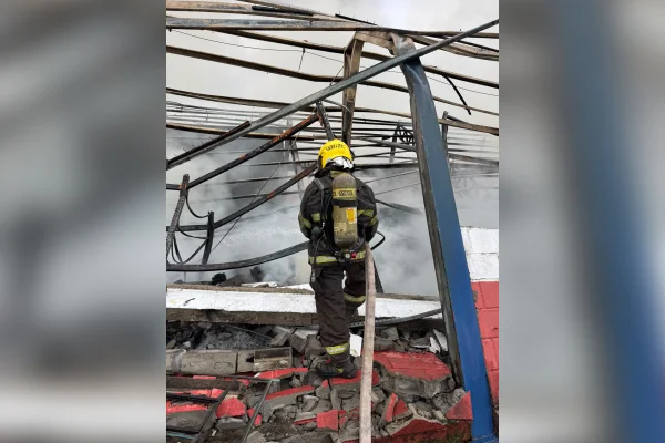 Incêndio atinge galpão de empresa no Distrito Industrial de Juiz de Fora - destaque galeria Incêndio atinge galpão de empresa no Distrito Industrial de Juiz de Fora - destaque galeria