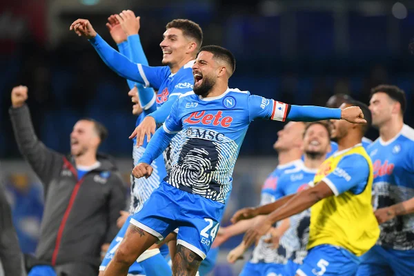 Napoli goleia Lazio e se isola na liderança do Italiano; Roma vence