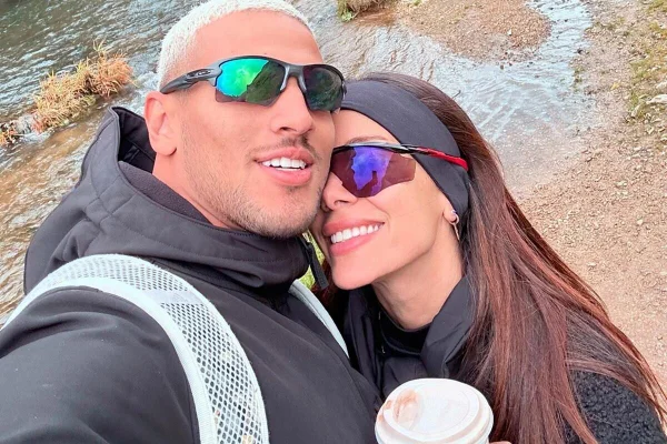 Anitta e o ex-jogador do Flamengo Vinicius Souza posam juntos e sorridentes durante passeio - Metrópoles