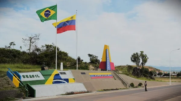 Imagem colorida de bandeiras do Brasil e da Venezuela - Metrópoles
