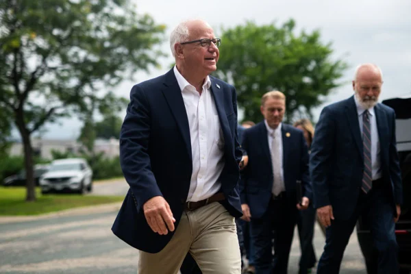 Tim Walz, candidato a vice na chapa de Kamala Harris