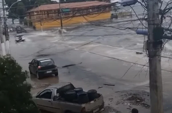 Vídeos. Tempestade Yakecan provoca ondas gigantes e alagamentos no Rio