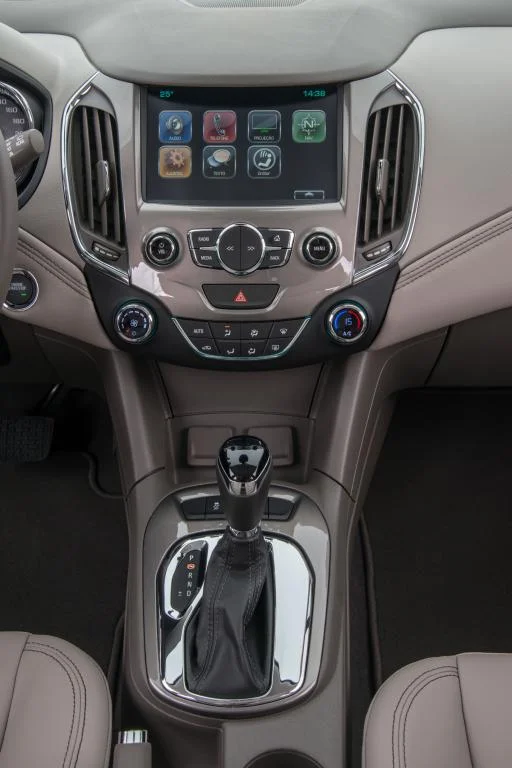 Preços do novo Cruze Sport6 começam em R$ 89.990 e chegam a R$ 112.540 - imagem 7 Preços do novo Cruze Sport6 começam em R$ 89.990 e chegam a R$ 112.540 - imagem 7