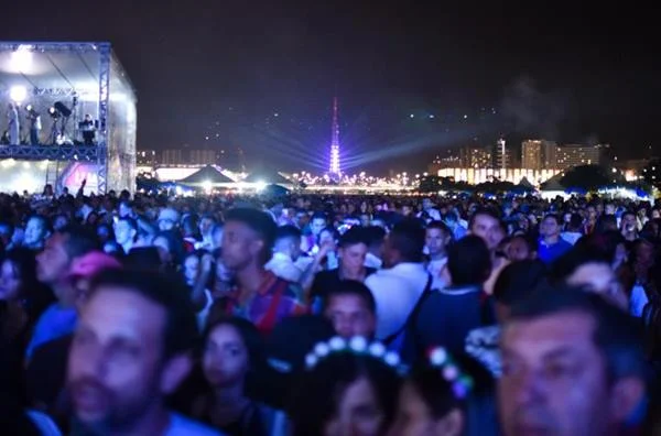 PM prende nove adultos e apreende jovem na festa da Esplanada