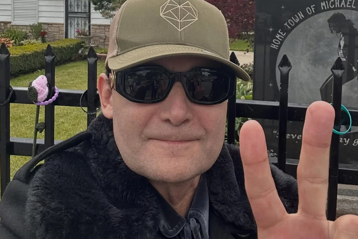 Corey Feldman posa de boné e óculos escuros Corey Feldman posa de boné e óculos escuros