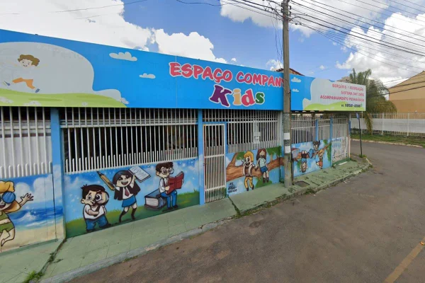 Foto colorida da entrada de uma creche particular no Guará II, que é investigada pela Polícia Civil por maus-tratos contra crianças