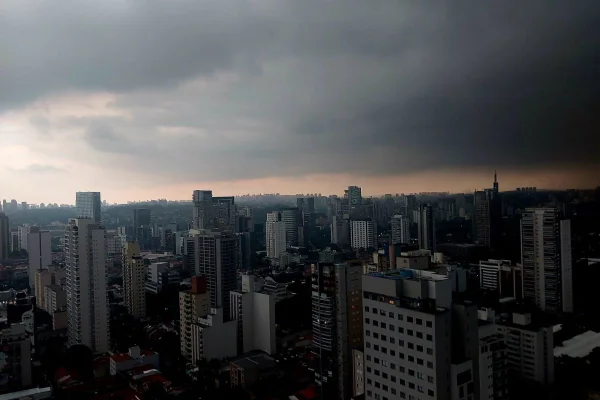 Imagem colorida da cidade de São Paulo coberta por nuvens carregadas de chuva - Metrópoles