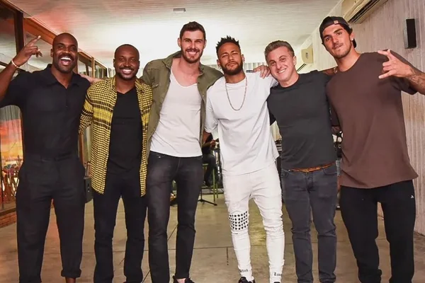Parças da “diretoria” ficam fora de chá revelação de Neymar