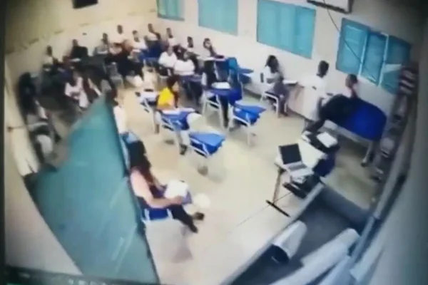 Imagem colorida, aluno agride professora - Metrópoles