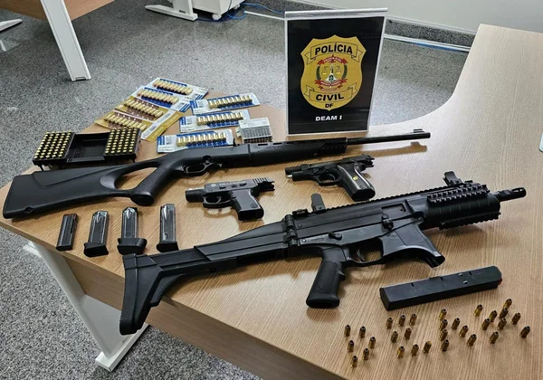 Armas em mesa em delegacia