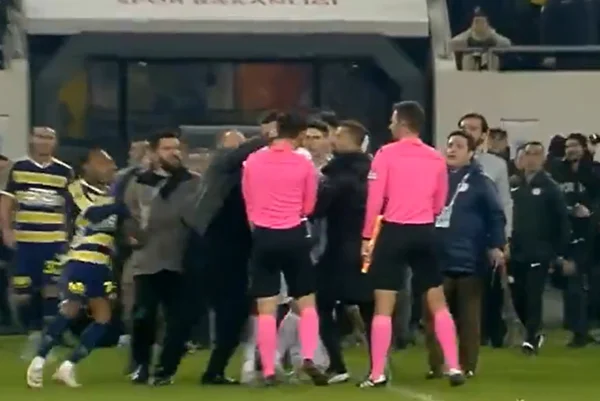 Federação Turca de Futebol suspende jogos após agressão a árbitro