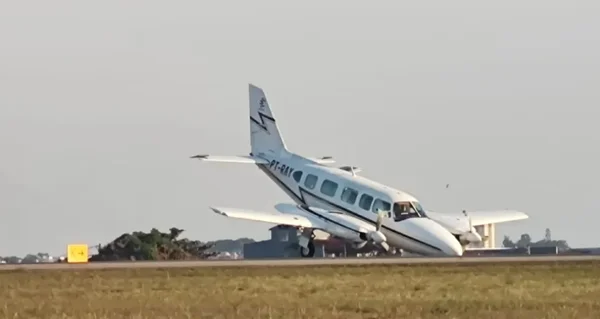 Bimotor pousa de bico em aeroporto de Sorocaba