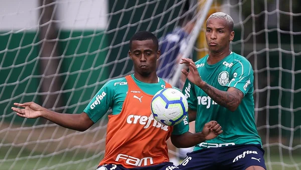 Palmeiras mantém conversas para emprestar Carlos Eduardo