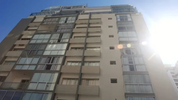 imagem colotrida de prédio que corre o risco de colapso em SC - Metrópoles