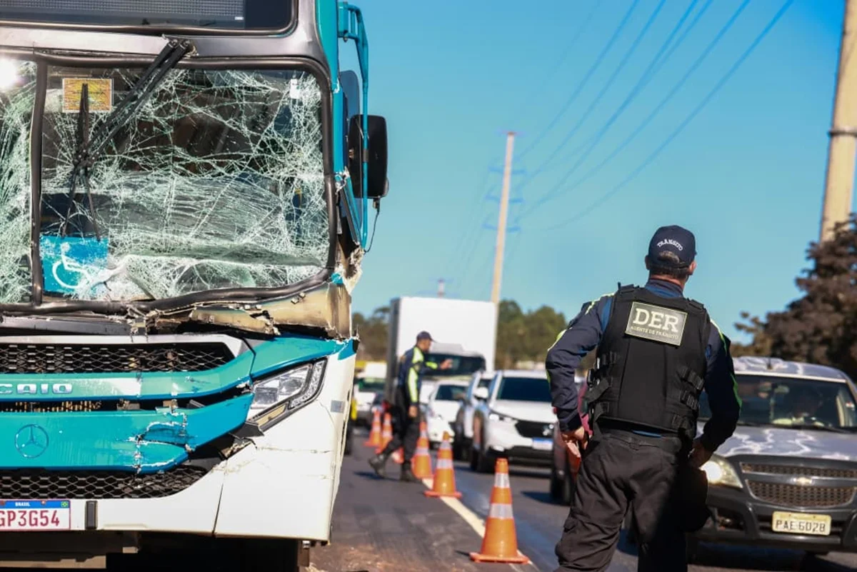 Um acidente envolvendo um ônibus e um caminhão deixou 14 feridos na manhã desta segunda-feira (20/7), na Estrada Parque Núcleo Bandeirante (EPNB) Um acidente envolvendo um ônibus e um caminhão deixou 14 feridos na manhã desta segunda-feira (20/7), na Estrada Parque Núcleo Bandeirante (EPNB)