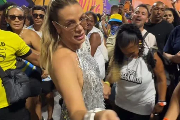 Carla Perez se desculpa por subir nas costas de segurança durante trio - Metrópoles