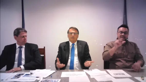 Bolsonaro sugere que moradores aluguem caminhão e comprem gás diretamente da Petrobras