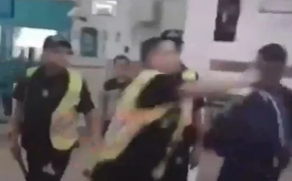 Imagem colorida mostra segurança da CPTM, vestindo camiseta preta e um colete amarelo, dando um soco em um homem negro vestindo uma blusa azul - Metrópoles