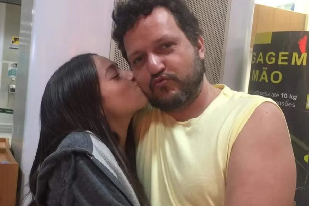 Julia Boggiss dá beijo no pai, Edward Boggiss Julia Boggiss dá beijo no pai, Edward Boggiss