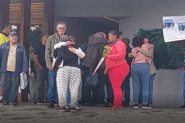 “Ela era alegria”, diz pai durante velório de Juliana Marins; vídeo