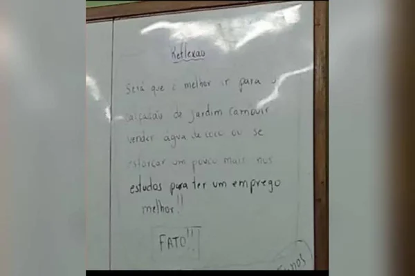imagem colorida professor critica aluno que vende coco na praia