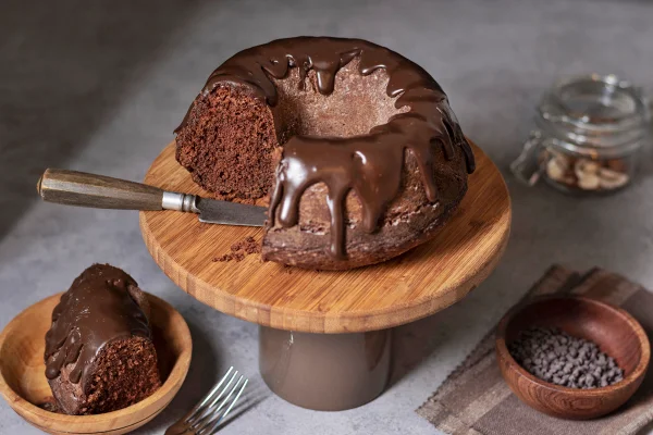 Bolo de chocolate fofo e cremoso: veja receita de campeã do MasterChef