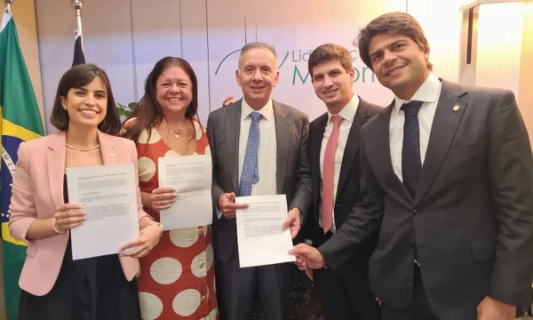 Foto posta pela deputada Tabata Amaral para celebrar a inclusão de proposta sobre a revitalização de centros históricos na reforma tributária
