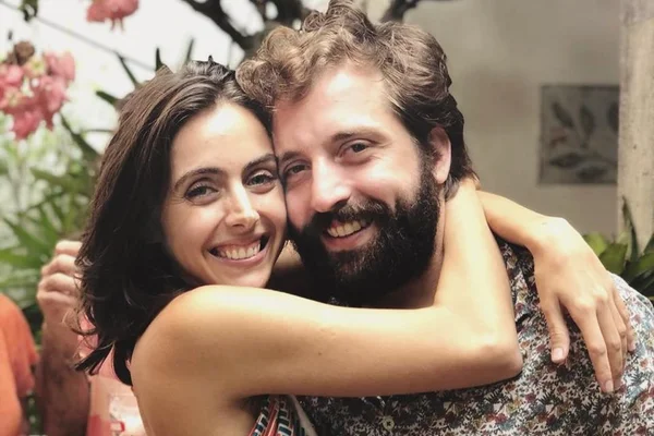 Filha de Gregorio Duvivier ganha aniversário feminista e vegano
