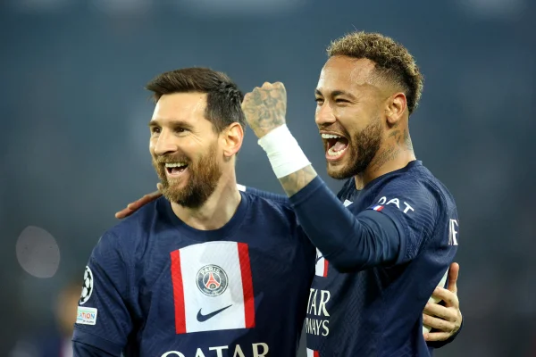 Foto colorida de Neymar e Messi no PSG - Metrópoles