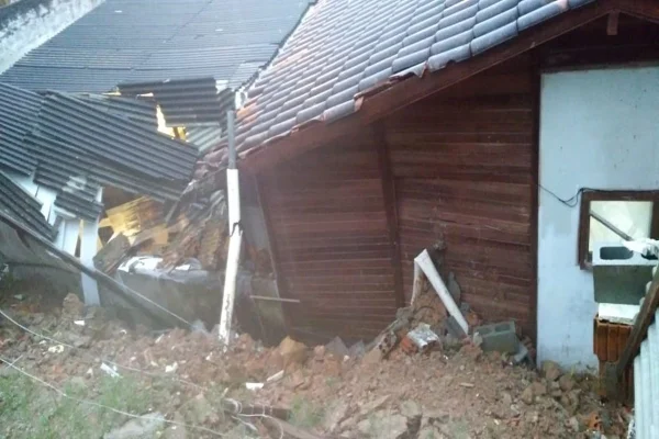Mãe e filha morrem após deslizamento e desabamento de muro em Florianópolis