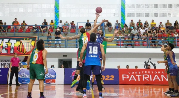 Sampaio Basquete e Vera Cruz competindo pela fase regular - Metrópoles