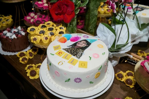 Mônica Freitas festeja aniversário rodeada de afeto dos amigos - destaque galeria