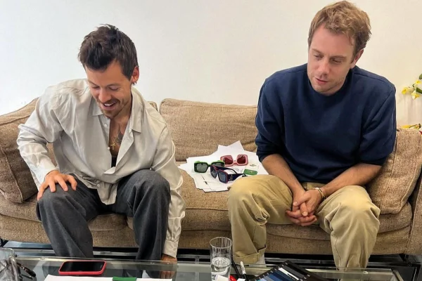 Na imagem com cor, Harry Styles e Jonathan Anderson - metrópoles