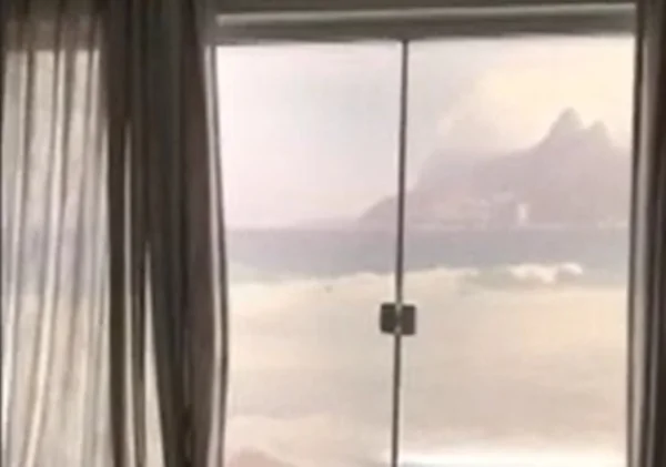 Imagem colorida de apartamento no Rio com vista falsa da praia
