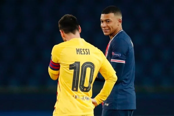 Kylian Mbappé e Lionel Messi em jogo PSG x Barcelona