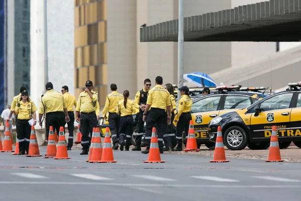 Detran bate recorde e cassa 2 carteiras de habilitação por dia no DF
