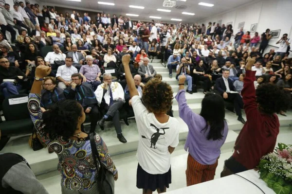 Posse da nova reitora da UnB é marcada por protesto contra o racismo