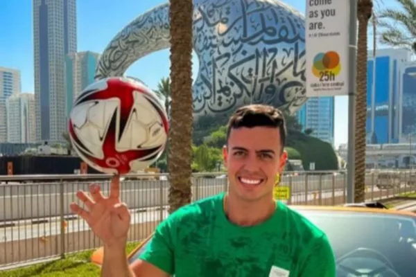 Vitor Vieira posa sorridente com uma bola - Metrópoles