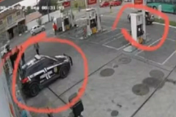 Imagem colorida mostra carro de polícia em posto de gasolina supostamente comandado pelo PCC - Metrópoles